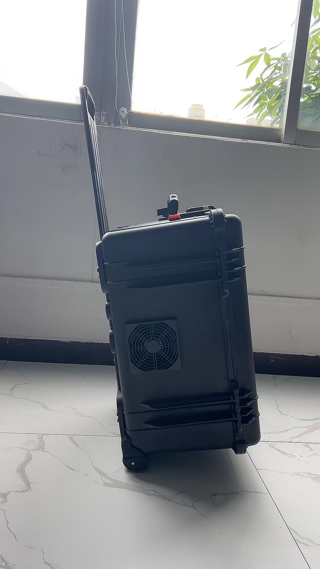 丰满手拉箱型移动通信干扰器